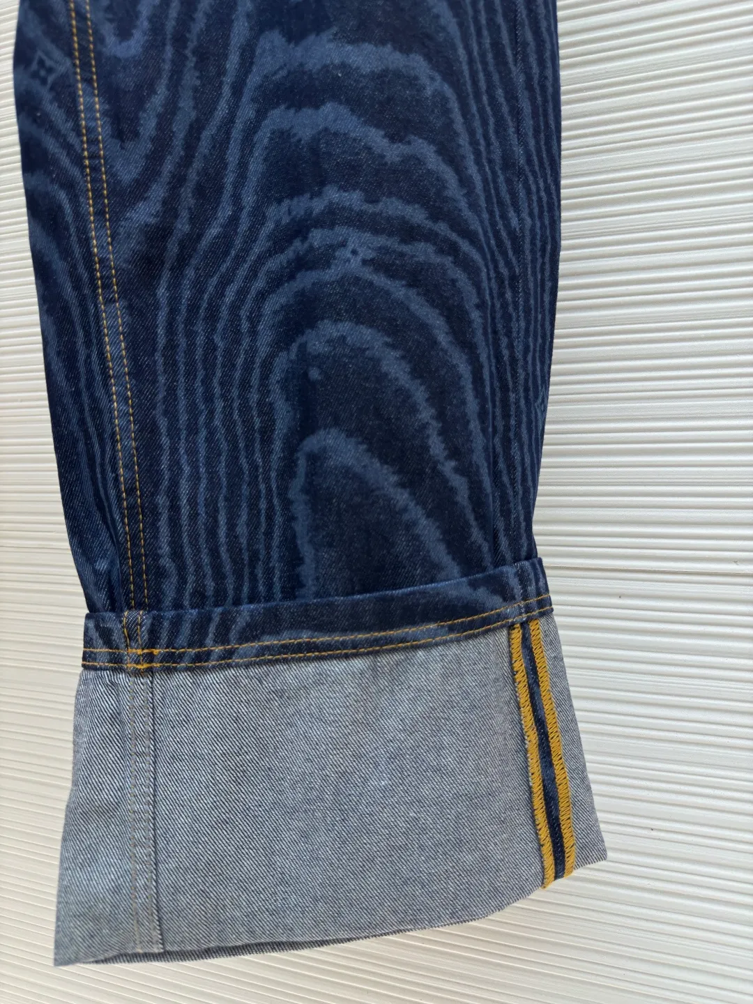 LOUISVUITTON tree pattern denim trousers ●Authentic product: Purchased and developed by 15689 ●Item number: 1680319-B60 ●Fabric: denim fabric ●Technology: Printing ●Version: Fitted version ●Weight: about 755 grams ●Size: 30-32-34-36 ●Description: The upper body effect refers to the FW25 early autumn men's series collarless denim rivet full-width logo printed long-sleeved denim jacket for men in blue. This collarless jacket is paved with denim cloth with the LV Moiré pattern, and the Monogram logo is implicitly integrated into it, creating a silky texture. The Marque L.Vuitton DéPosée nubuck label rests on the back for a modern look paired with matching jeans. The overall wiring is straight and delicate, the fabric is comfortable and soft, and the color is consistent without color difference. It can be matched with the same style to create a fashionable look and control various occasions. Customized accessories, complete with three standards, same style for men and women!